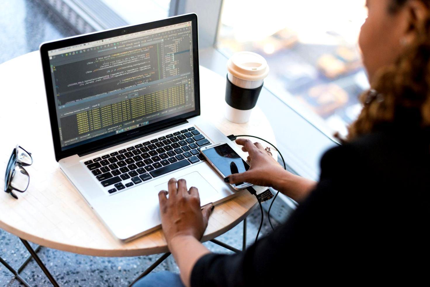 Rencontre professionnelle entre entrepreneurs et conseillers financiers