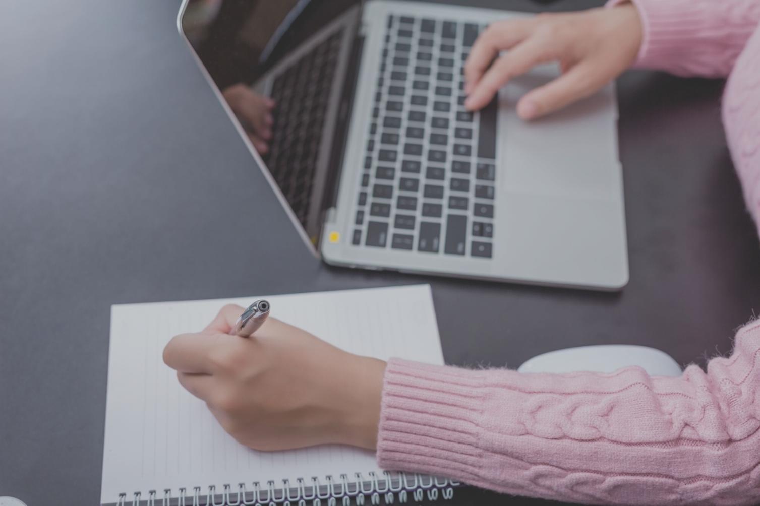 Session de travail intensive avec documents financiers et analyse de marché