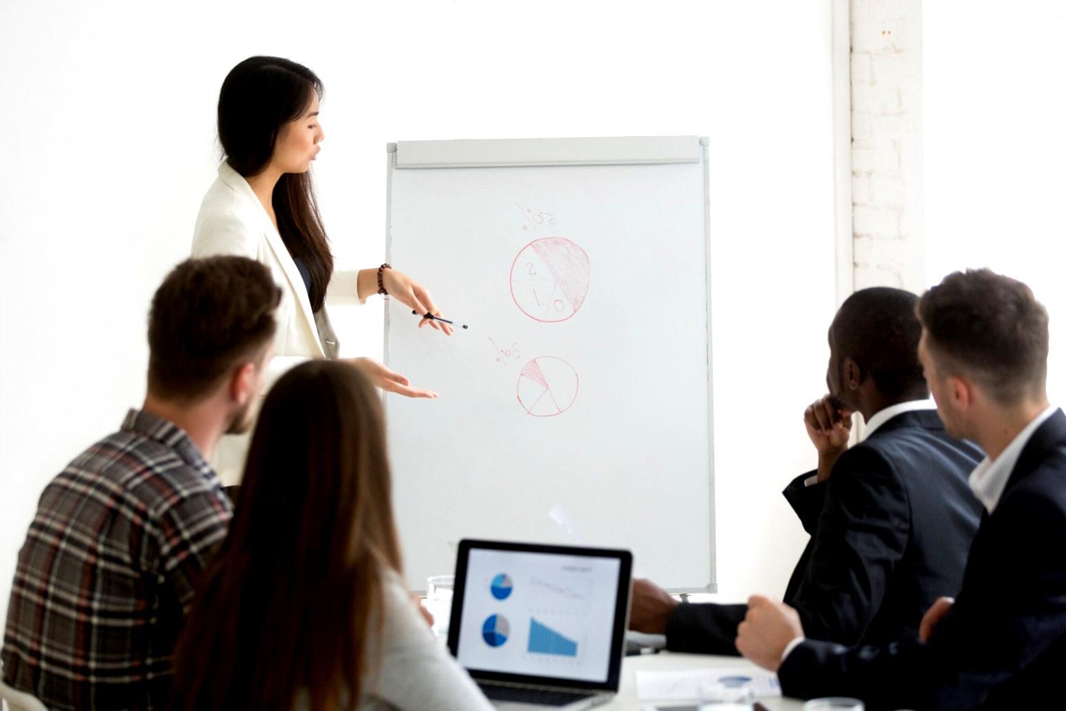 Bureau moderne avec vue panoramique symbolisant la vision stratégique