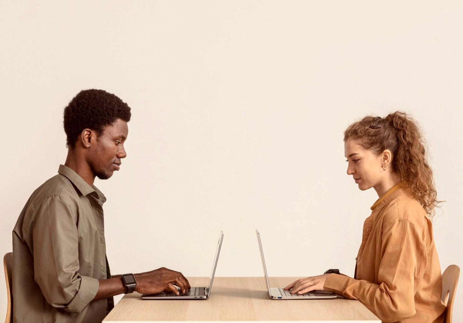 Équipe travaillant sur un dossier de financement