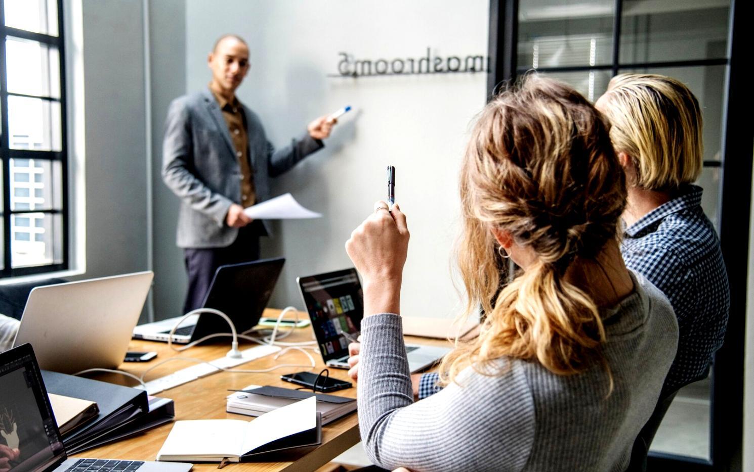 Entrepreneur préparant sa présentation pour investisseurs